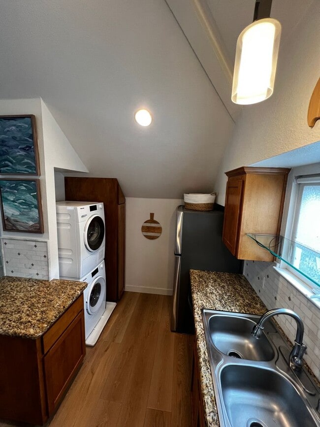 Foto del edificio - Blinged-out Baller Blaine Street Condo With Luxe Designer Upgrades & Elevated Tree House Vibes