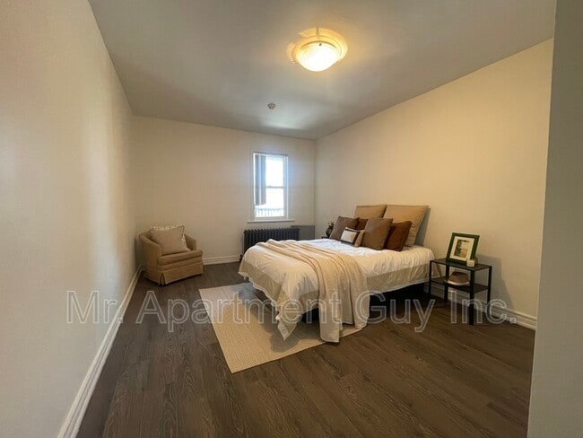 Building Photo - 2 Balsam Ave S