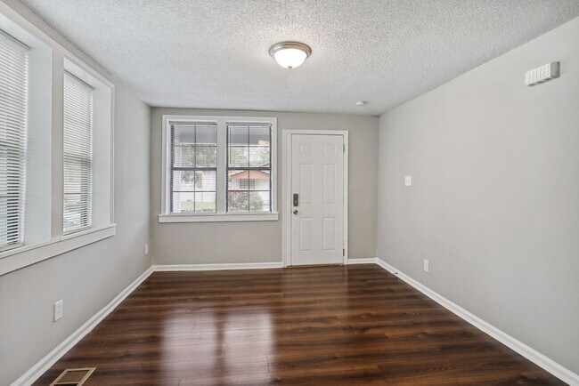 Foto del edificio - Large Near Downtown 3BR/1BA House For Rent