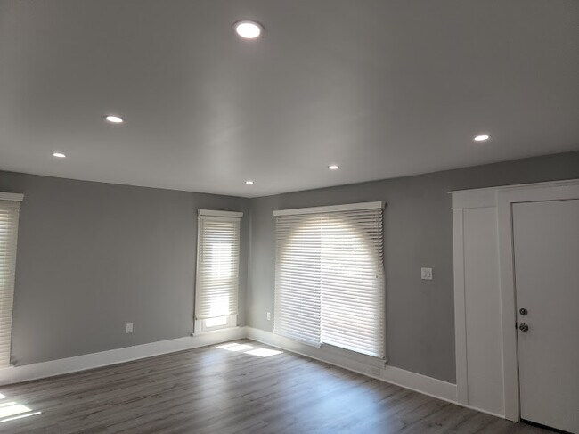 Foto del edificio - 218 W Olive St