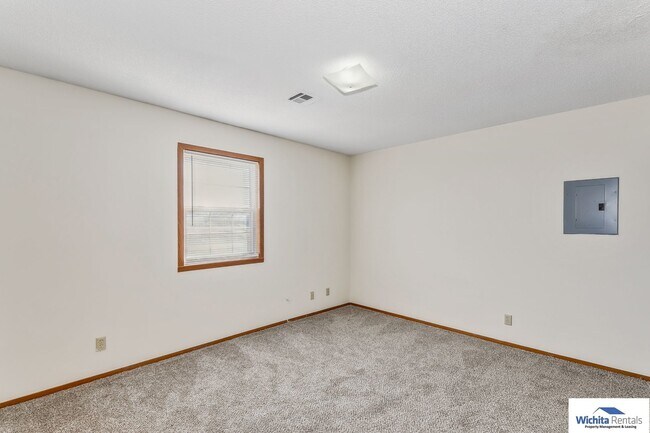 Foto del edificio - 3 bedroom 2 bath duplex - Derby Schools