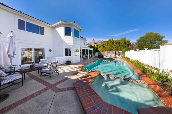 Building Photo - 30932 Colonial Pl