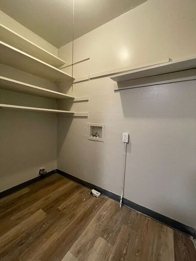 Building Photo - 2-Bedroom Apartment -Great Location! $300 ...