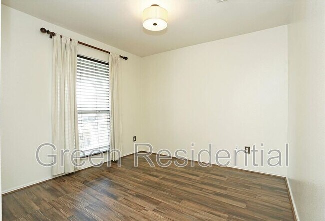 Building Photo - 1939 Wooded Acres Dr
