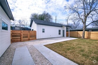 Building Photo - 1209 E St Johns Ave