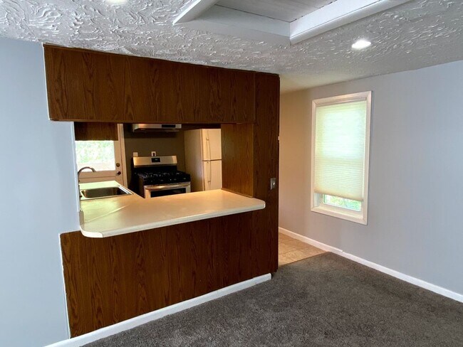 Building Photo - Nice 2 bedroom 1 Bath Upper Unit in Quiet ...