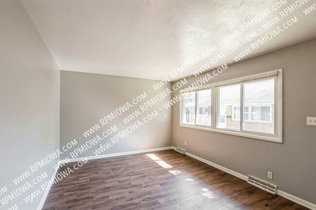 Building Photo - COZY 2 Bed, 1 bathroom Duplex nestled in t...