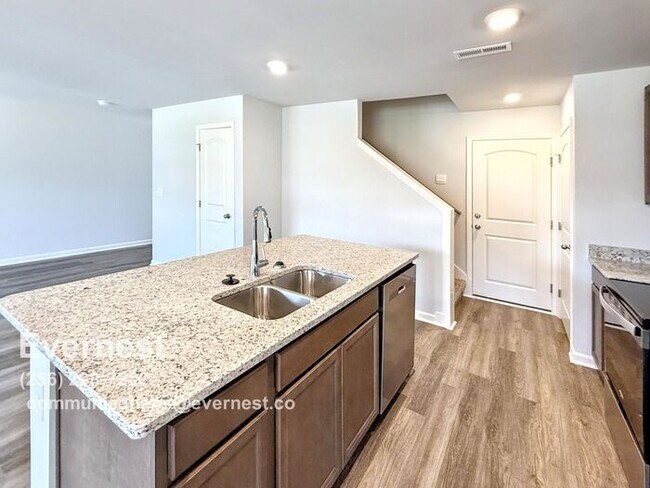 Building Photo - 3-Bedroom, 2.5-Bathroom Townhouse in a Pri...