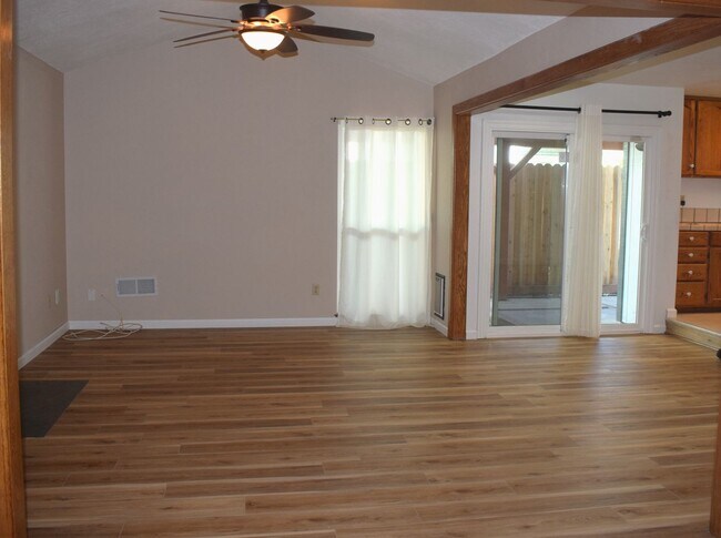 Foto del edificio - Resident Benefit Package Property
