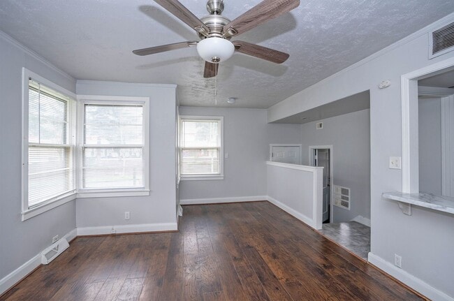 Building Photo - Comfortable 2-Bedroom Home on Large Fenced Corner Lot