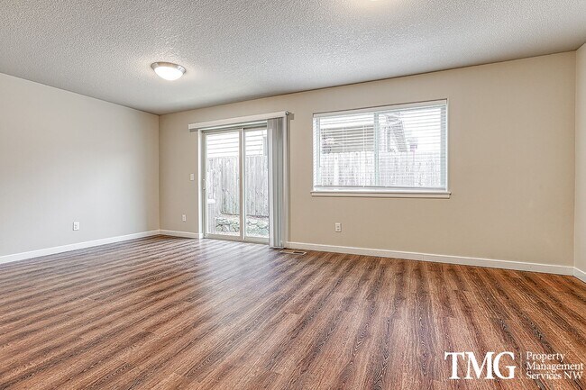 Building Photo - 3 Bedroom/2.5 Bath With Fenced Backyard, W...