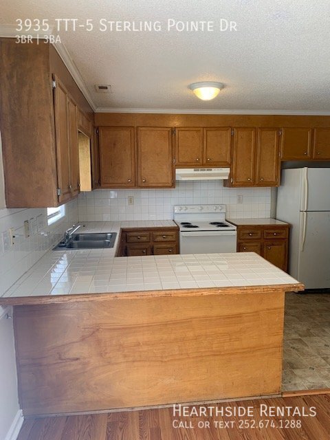 Building Photo - 3 Bed / 2.5 Bath Townhouse in Sterling Pointe