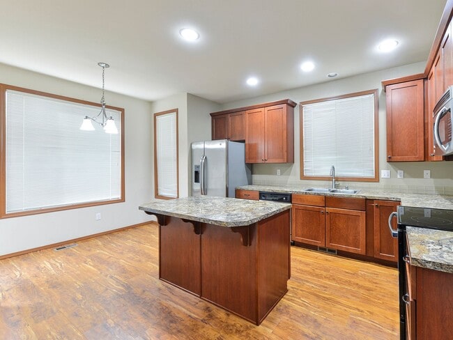Building Photo - Large Private Townhouse - Kent - 3 Bed/2.5...