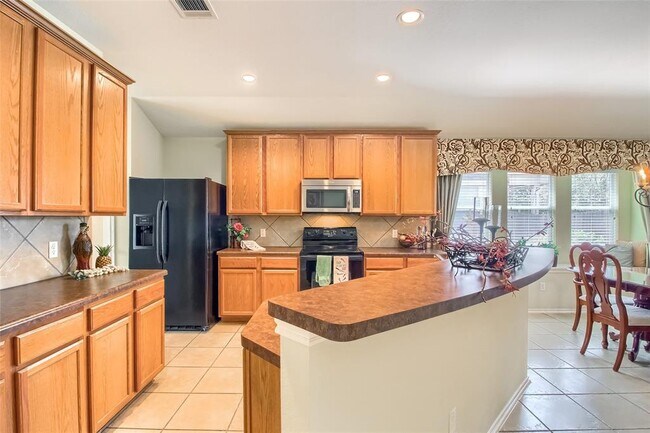 Building Photo - 18720 Royal Pointe Dr