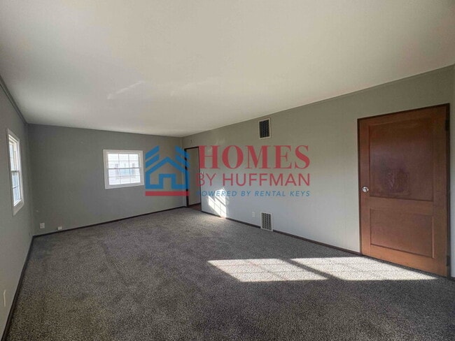 Building Photo - Three Bedroom House | Off Street Parking