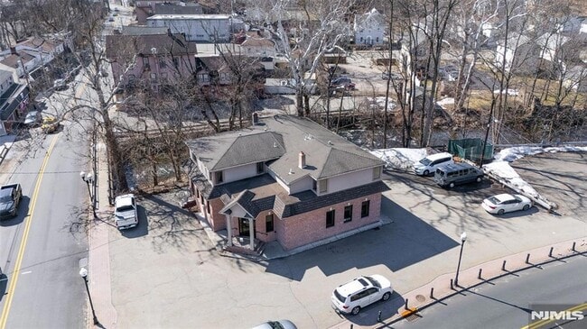 Building Photo - 146 Main St