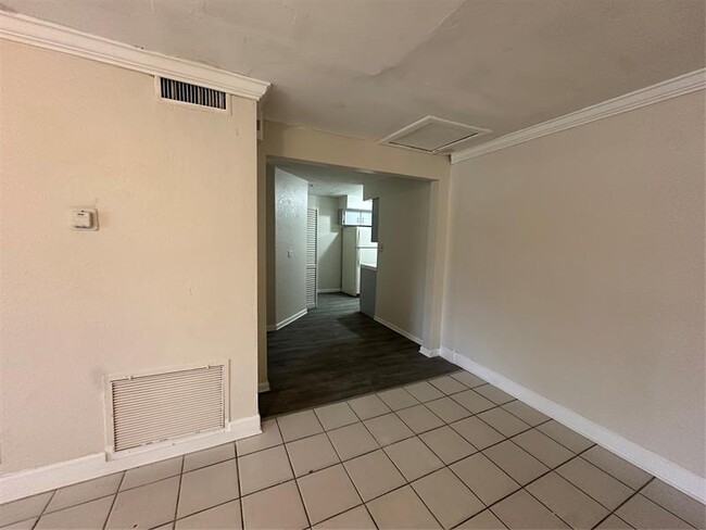 Building Photo - 146 SW 12th Ave