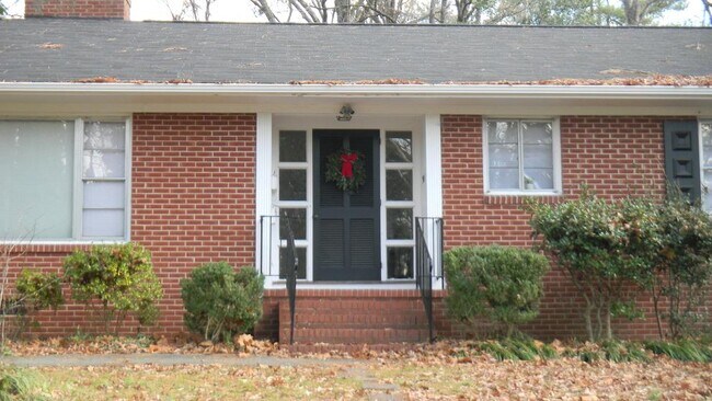 Building Photo - 305 Brookside Dr