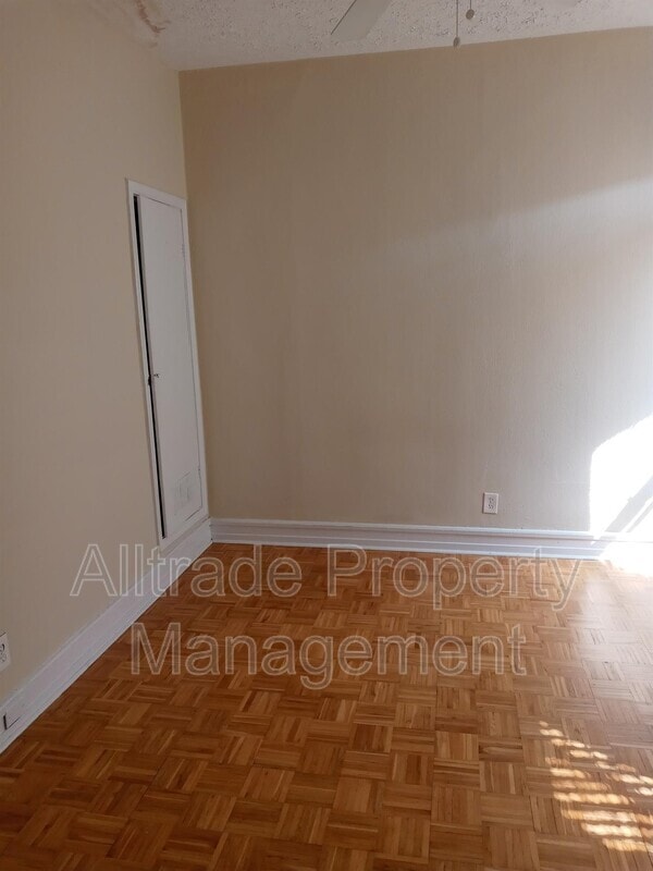 Building Photo - 409 W Gaulbert Ave