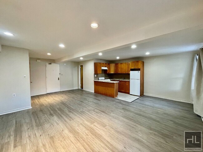 Building Photo - Large Studio with yard access in Middle Vi...