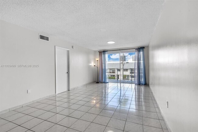 Foto del edificio - 3716 NE 168th St