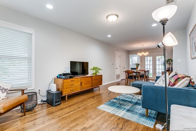 Building Photo - CHARMING 4-BEDROOM IN WILSHIRE VILLAGE