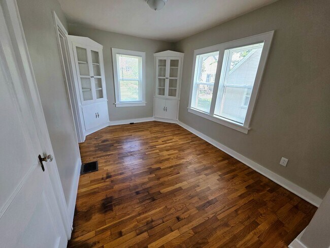 Foto del edificio - Charming 3 Bedroom / 1 Bath House with Ori...