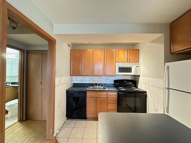 Building Photo - 450 W Wellington Ave