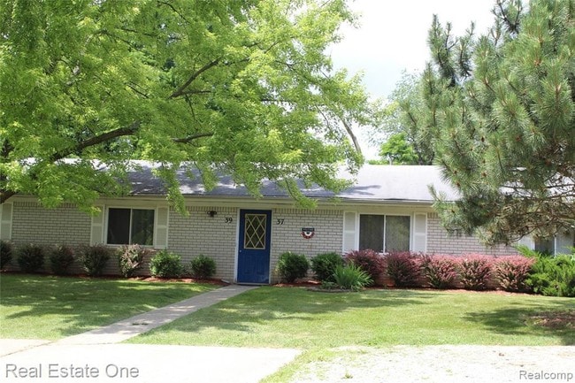 Building Photo - 37 /39 Maplecrest Dr