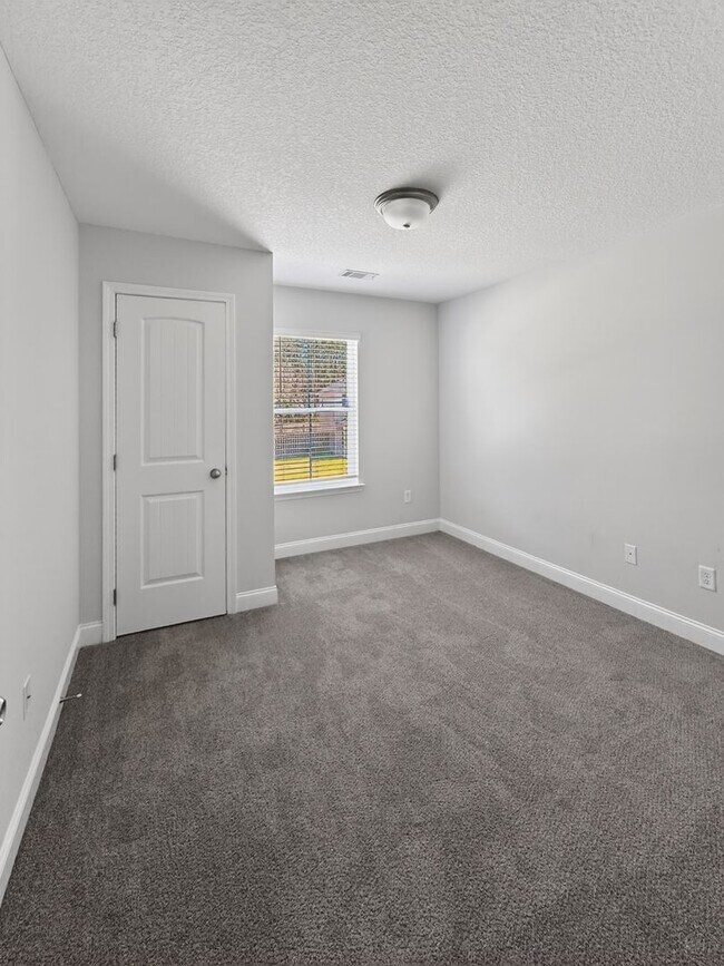 Foto del edificio - RATE DROP ALERT (was $2200/month) and MOVE-IN SPECIAL: 1st FULL MONTH'S RENT FREE**