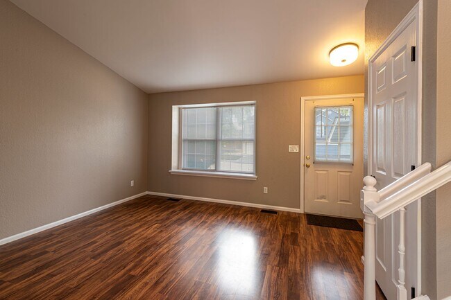 Foto del edificio - Wonderful 4-bed, 3-bath home adjacent to walking paths and parks