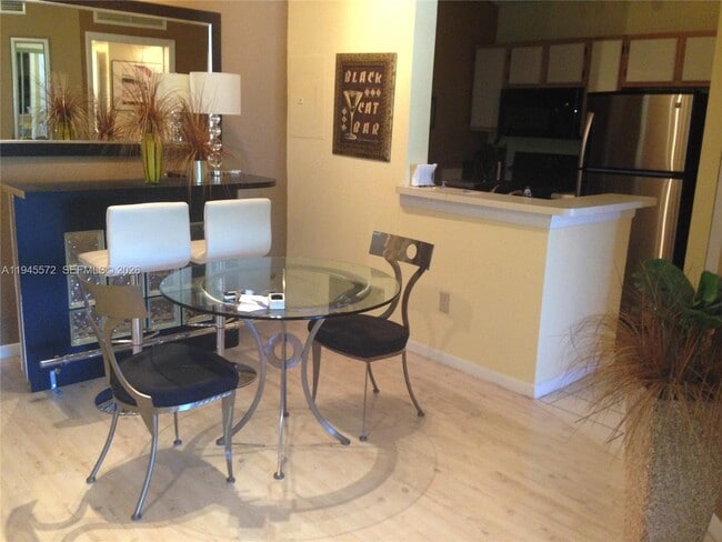 Foto del edificio - 2880 N Oakland Forest Dr