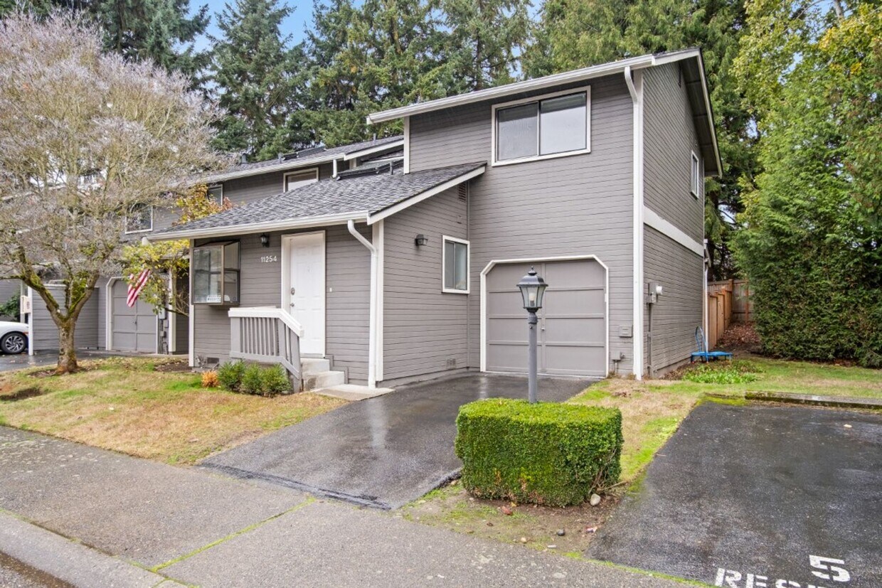 Foto principal - 3Bd/2.5Ba Kirkland Townhouse