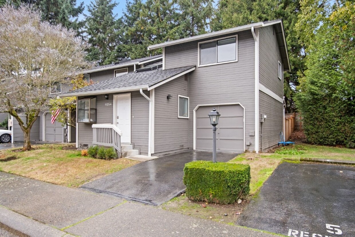 Primary Photo - 3Bd/2.5Ba Kirkland Townhouse