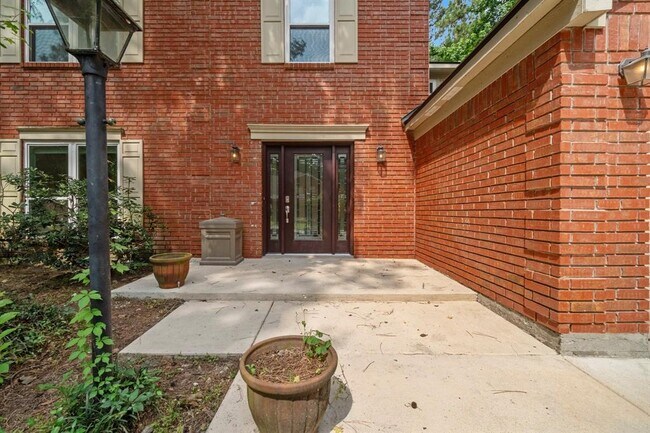 Building Photo - 28 Silver Elm Pl
