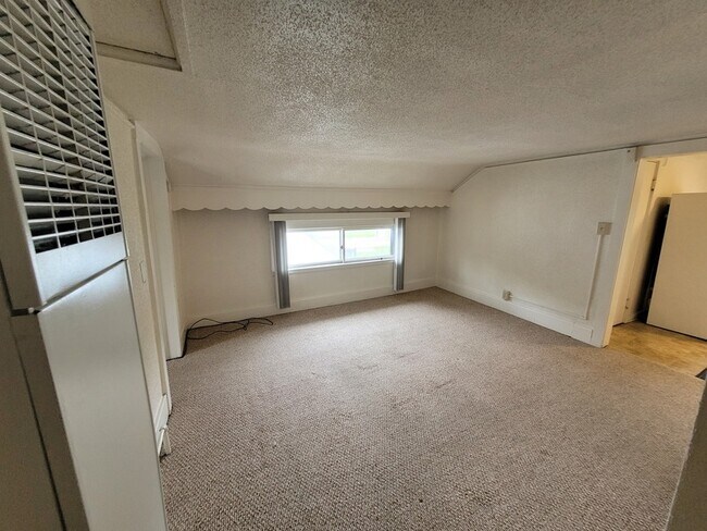 Building Photo - 1910 Bay St