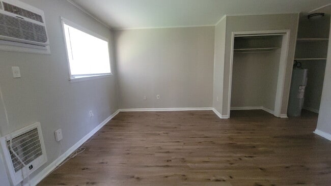 Building Photo - "Charming Studio Retreat with Full Bath in...
