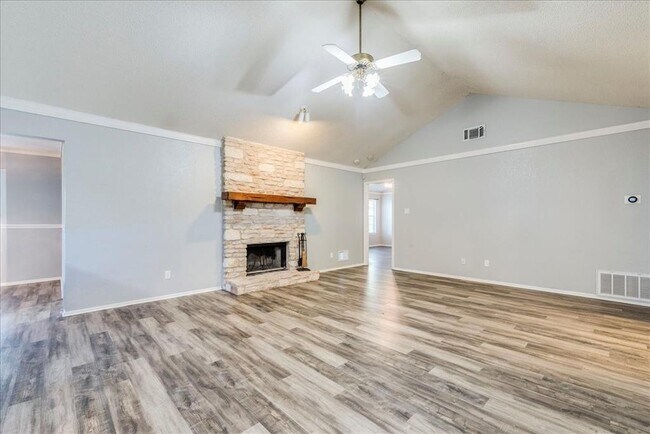 Building Photo - 905 Brookhollow Dr