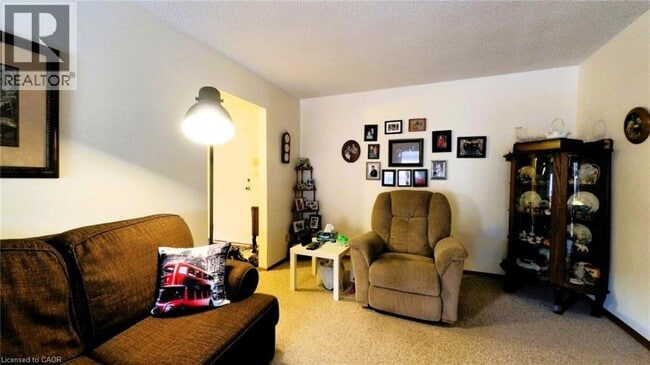 Building Photo - 470 Elizabeth St E