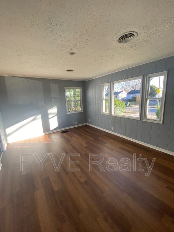 Building Photo - 968 Duxberry Ave