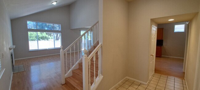 Foto del edificio - Spacious & Great Design Home in Suisun - Close to Travis Air Force Base - $500 off the 1st Month'...