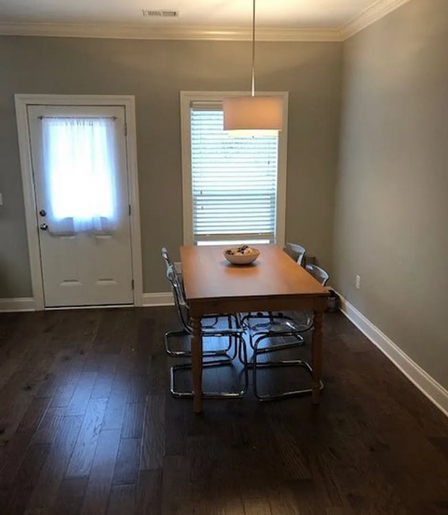 Building Photo - 4 bed/4.5 Bath