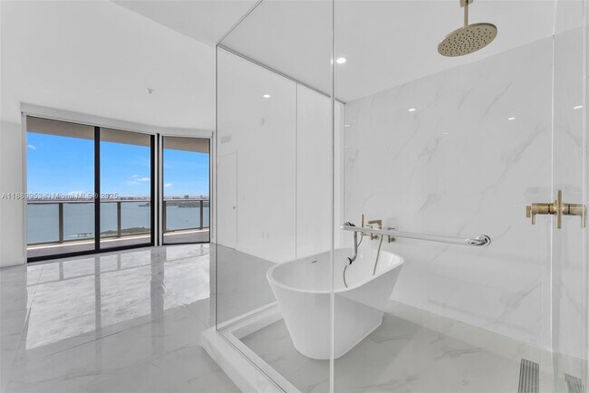Foto del edificio - 700 NE 24th St