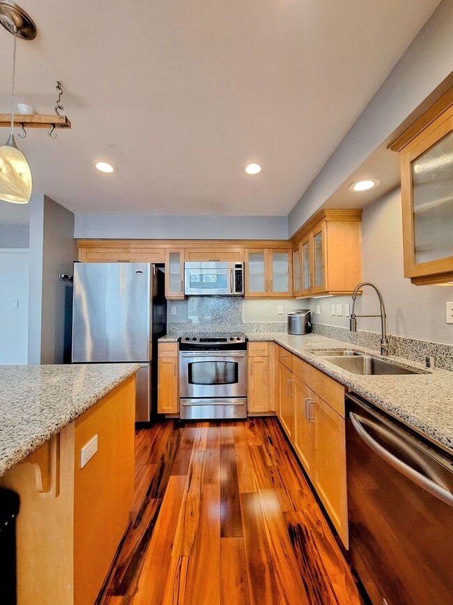 Building Photo - Beautiful Second Floor Loft With Modern Fe...