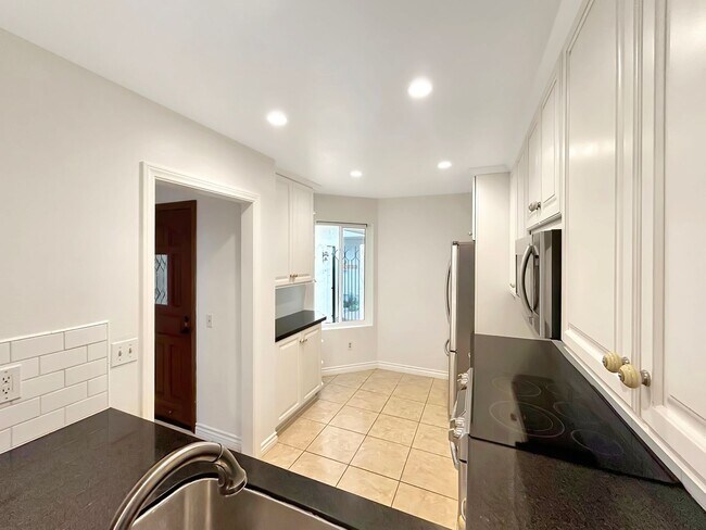 Foto del edificio - Amazing 2BR/2BA in the heart of UTC! Parki...