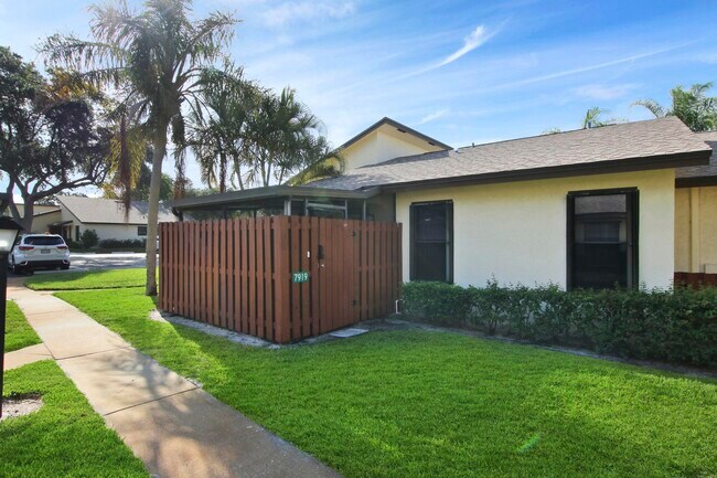 Building Photo - 7919 SE Villa Cir