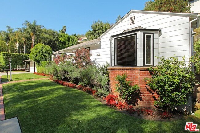 Building Photo - 1318 San Ysidro Dr