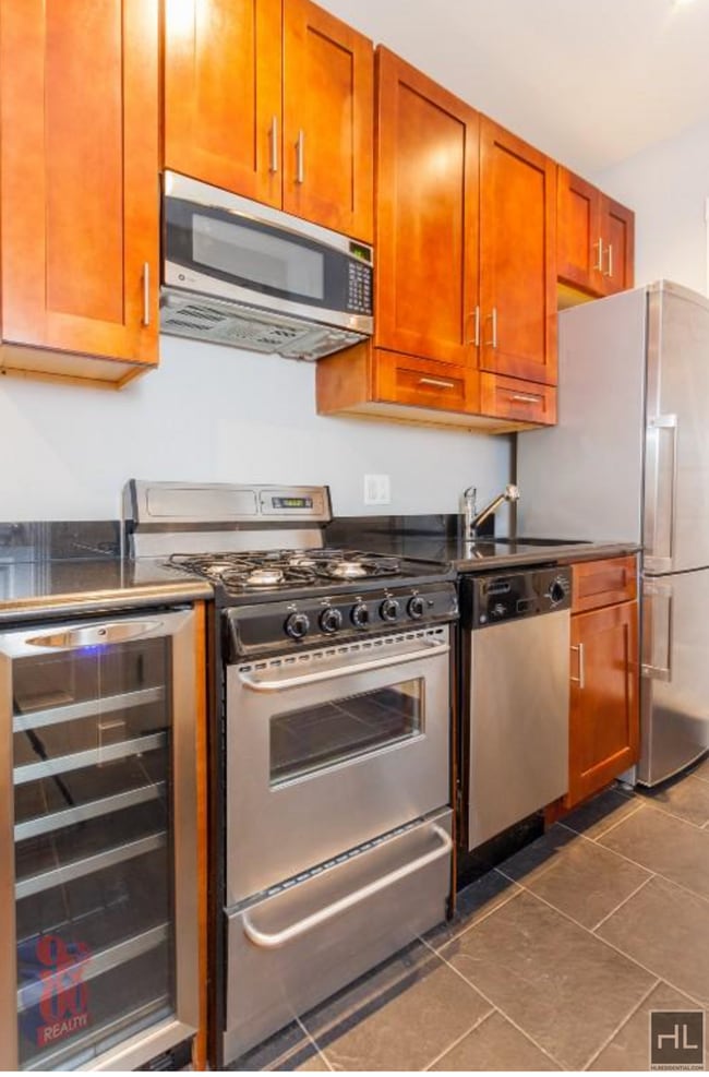 Building Photo - E 10TH ST.