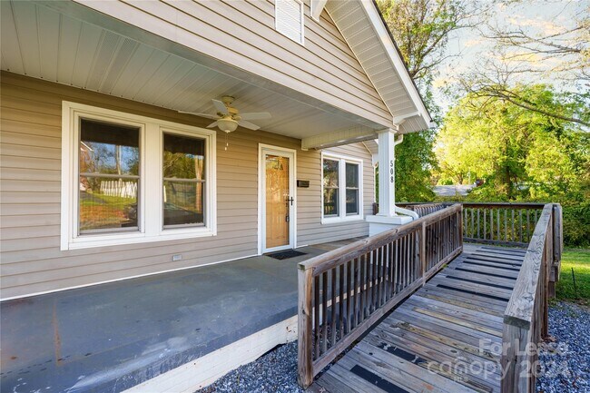 Building Photo - 508 N Spring Ave