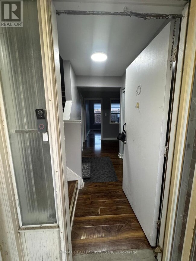 Photo du bâtiment - 246 John Garland Blvd